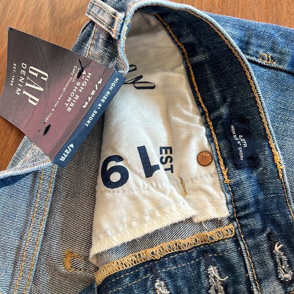 GAP high waisted shorts - Picture 2 of 3